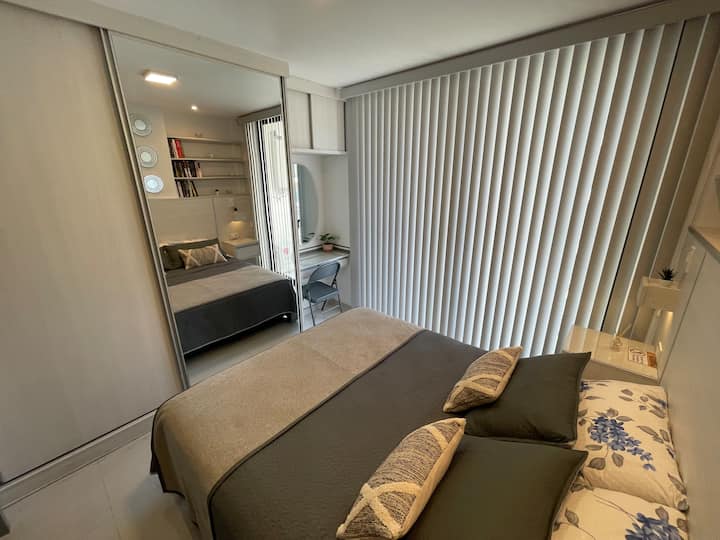 Chumba cha kulala kilicho na kitanda cha Queen, kabati kubwa lenye mlango ulio na kioo na dawati/roshani.