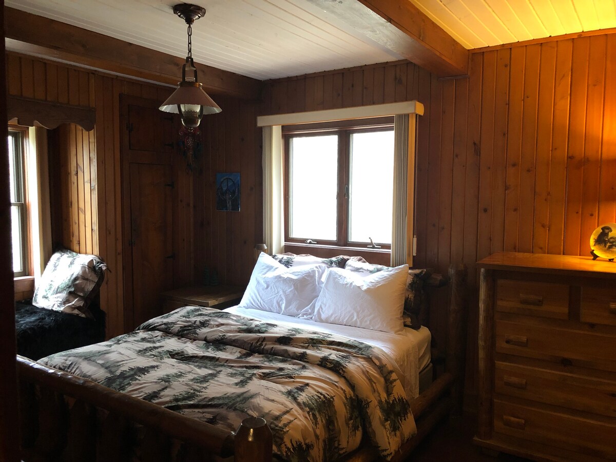 חדר שינה לאורחים עם טלוויזיה ומאוורר