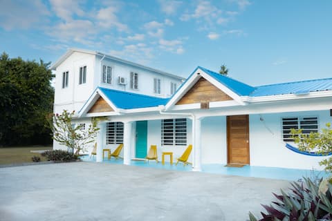 Rusty Blue 2/1.5 byAirport Wi-Fi A/C Gated Hot H2O