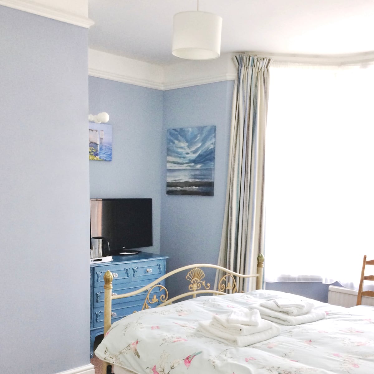 Ახალი ხელოვნების ნიმუში ორადგილიანი ოთახისთვის (ყველა ხელოვნება იყიდება)