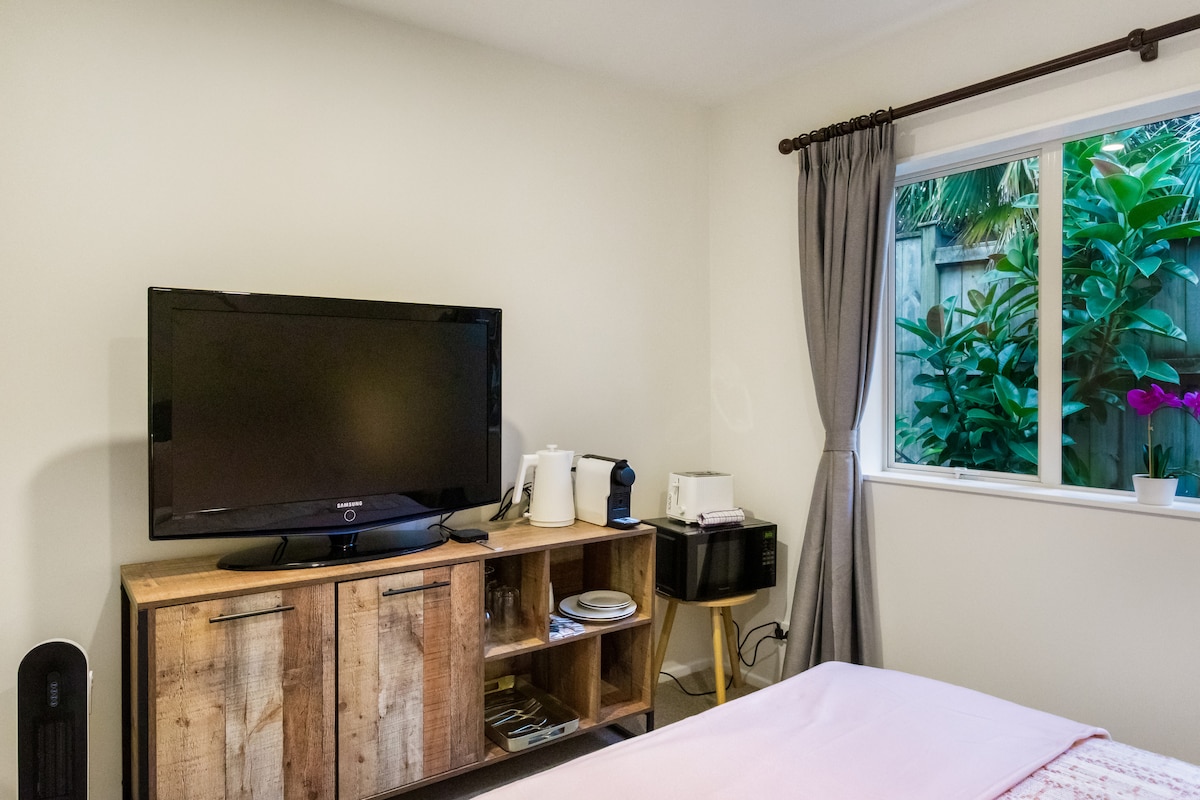 พื้นที่ขนาดเล็กเพื่อเตรียมเครื่องดื่มร้อนและดื่มอวยพรในห้องนอนห้องหนึ่ง มิฉะนั้นสำหรับมื้ออาหารเต็มรูปแบบคุณจะต้องรับประทานอาหารนอกบ้านหรือนำกลับมาด้วย