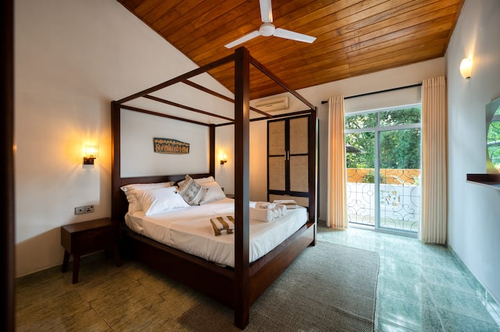 Spavaća soba br. 2 - u kolonijalnom stilu s pogledom na privatnu terasu. 