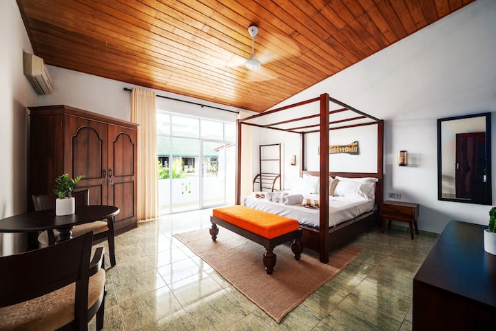 Krevet i namještaj u kolonijalnom stilu Glavna spavaća soba s balkonom s koje se pruža veličanstven pogled na egzotični bazen.

Značajke: klima-uređaj ili ventilator