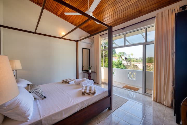 Spavaća soba br. 3 - iz kolonijalnog stila ponovno se pruža pogled na bazen i vrt s balkona. 

Mogućnost klima-uređaja ili zidnog ventilatora. 