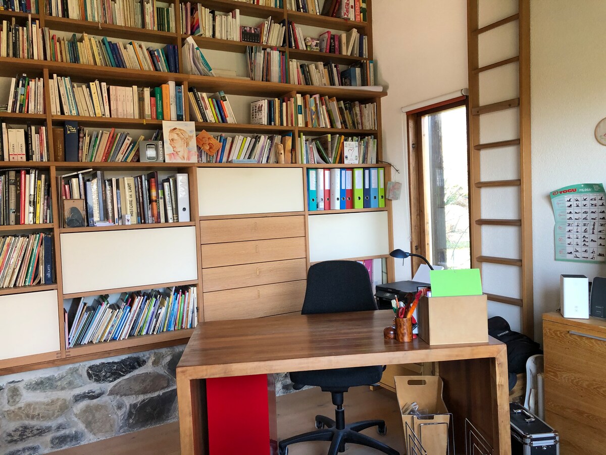 Bàn làm việc và thư viện lớn của nó, cũng là phòng TV và có giường sofa rất thoải mái