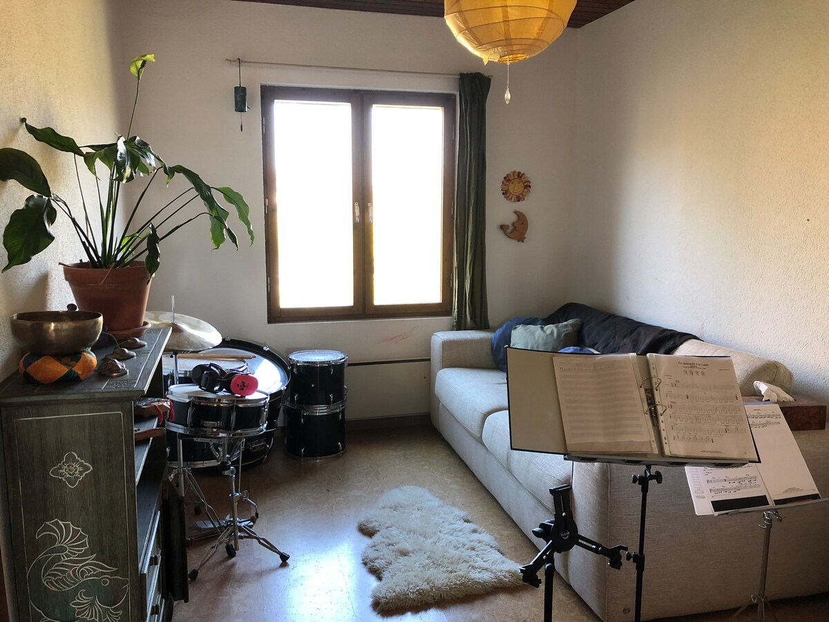 Phòng ngủ nhỏ với sofa giường thoải mái tuyệt vời và siêu đơn giản để mở/đóng