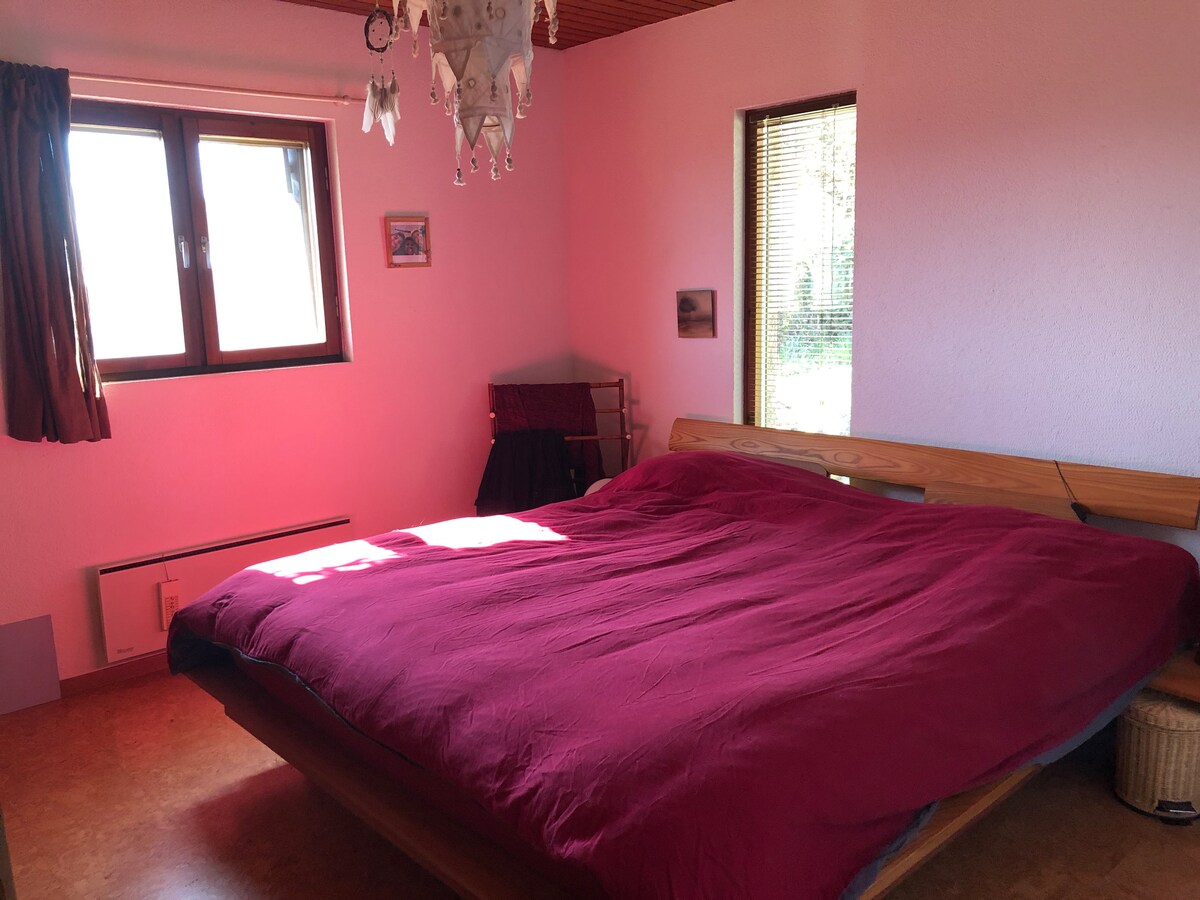 Phòng hôn nhân có phòng tắm nhỏ khép kín