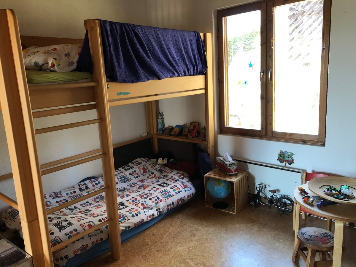 Một phòng ngủ với 2 giường tầng