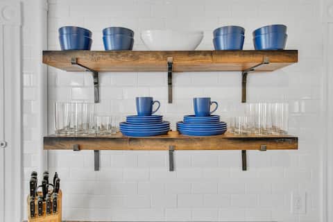 West Hartford Center: Cozy New England Apartment