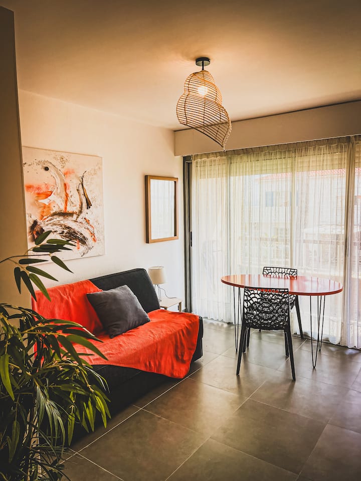 Confort et style: Canapé rouge vif pour une touche de dynamisme dans un salon accueillant