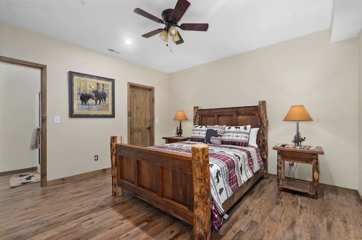 Užite si pohodlie a súkromie spálne s manželskou posteľou na prízemí s pripojenou kúpeľňou, ktorá sa bezproblémovo pripája do obývacej izby na druhom poschodí pre ľahký prístup a relaxáciu. 