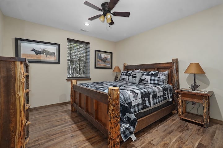 Uvoľnite sa v hlavnej spálni na prízemí s luxusnou manželskou posteľou a pripojenou vlastnou kúpeľňou pre maximálne pohodlie a súkromie.
