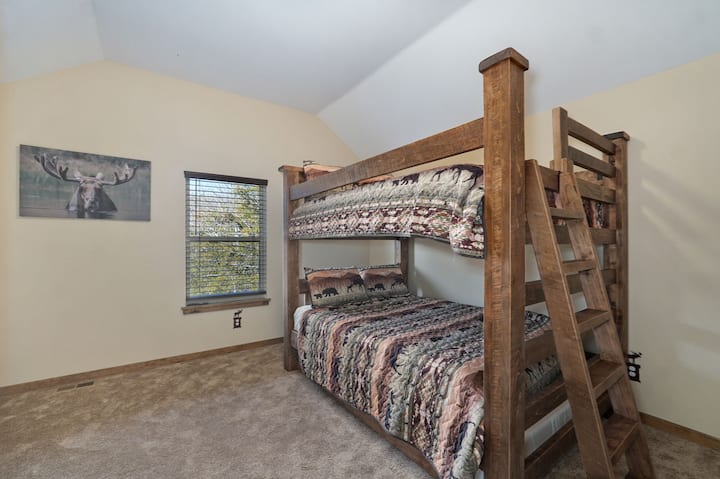 Izba na poschodí je ideálna pre rodiny alebo skupiny a ponúka priestrannú poschodovú posteľ Queen-over-queen s pohodlnou menšou manželskou posteľou, ktorá ponúka dostatok pohodlného priestoru na spanie.