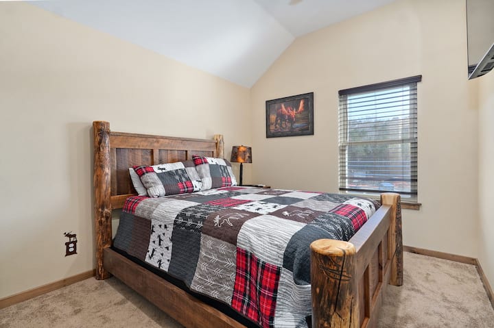 Útulná a príjemná spálňa s manželskou posteľou na poschodí ponúka pohodlnú posteľ a pokojnú atmosféru.
