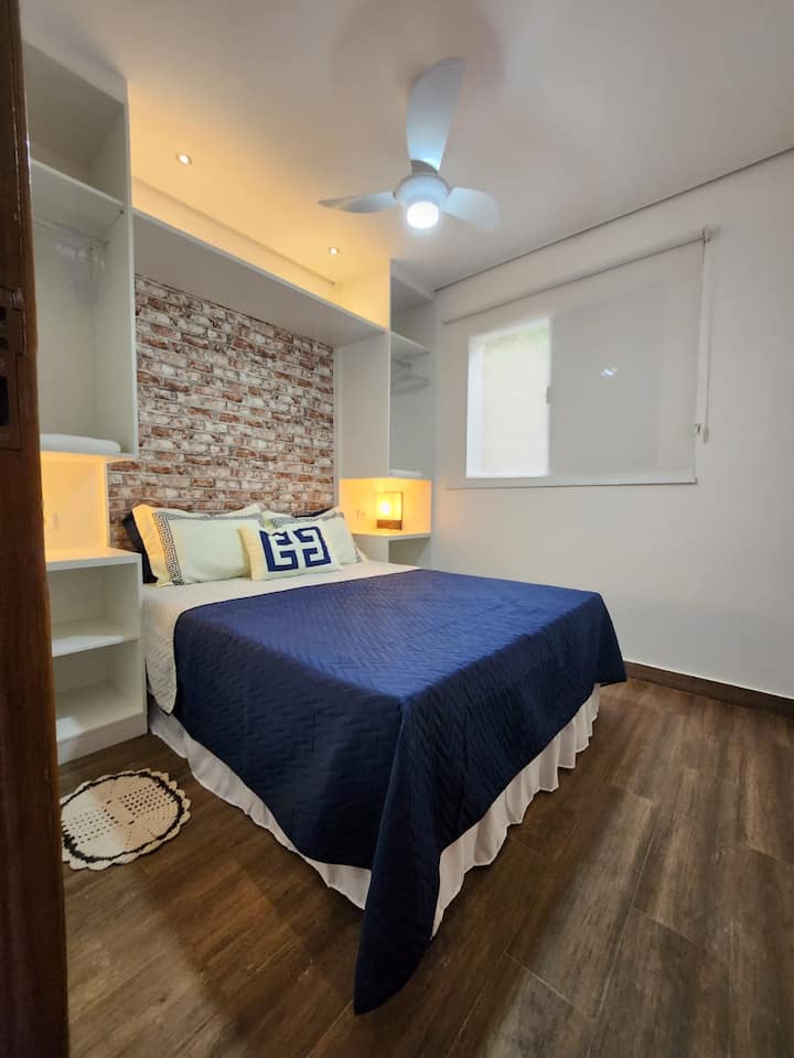 主卧。
我们为您的住宿提供床上用品（床上用品、床罩、床单和毯子）以及浴巾和地板毛巾。