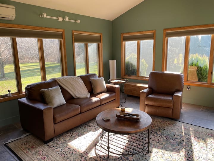 Sunroom: Povećajte raspoloženje, produktivnost ili prostirke za jogu, radni prostor (podesiva visina stola), opuštajuće sjedenje s televizorom i kreveti neke su od stvari u ovom prostoru