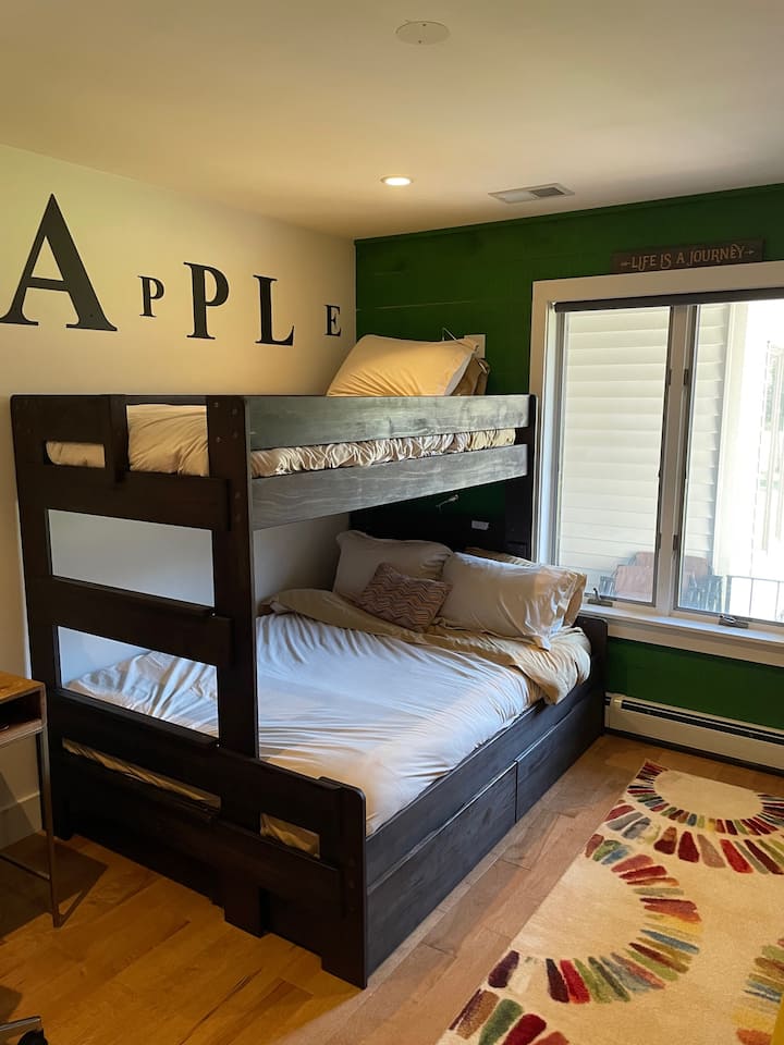 BR 3: bračni krevet na dnu i bračni krevet na vrhu s atraktivnim prostorom za sjedenje s 2 prostora za rad (radni stol + monitori)