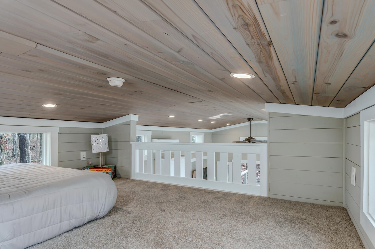 Kitanda cha ukubwa wa Malkia (sakafuni). Iko kwenye roshani. (Inapatikana kwa ngazi)