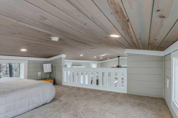 เตียงควีนไซส์ (บนพื้น) ตั้งอยู่ในห้องใต้หลังคา (เข้าถึงได้ด้วยบันได)