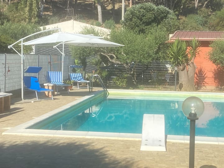 Indipendente, Immersa Nel Verde Con Uso Piscina - Italië