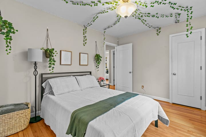 Nuestro tercer dormitorio, que es el principal. Tiene una cama de matrimonio, un armario y un baño privado con inodoro, lavabo y ducha completa.