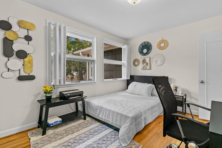 Nuestro primer dormitorio incluye una estación de trabajo, una cama de tamaño completo y un armario.
