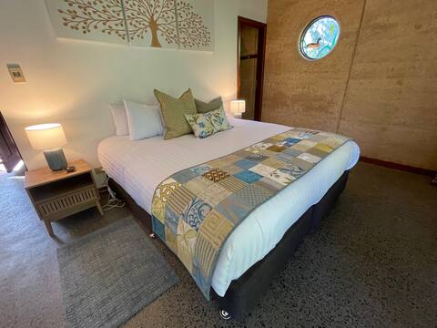 Teal Spa Cottage (Pet Friendly - Fee applies)