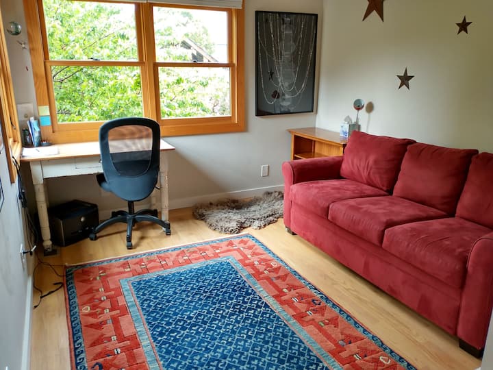 Спална соба 3: задна спална соба/канцеларија: брачен кауч на спуштање, телевизор, биро и канцелариски стол. Ја дели задната бања со детска соба.