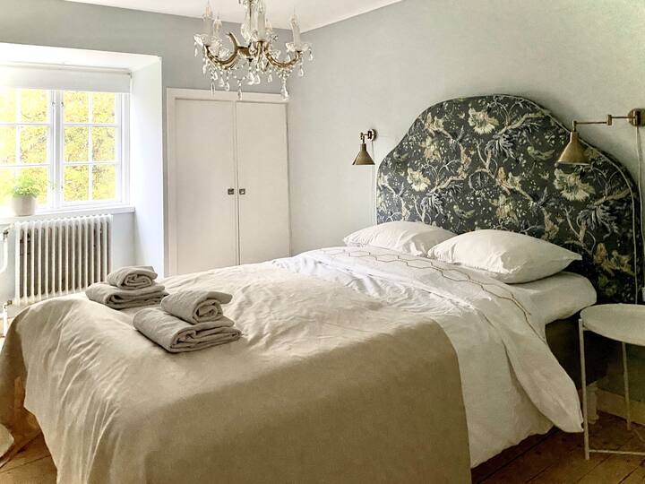 Spálňa orientovaná na západ so vstavaným šatníkom. 140 cm posteľ s dvojitou strechou . Táto posteľ je pevná a ak chcete, môžete si na ňu obliecť matrac.