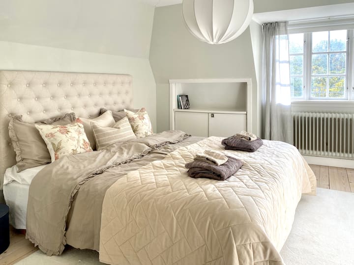 Spálňa orientovaná na juh so  180 manželskými posteľami