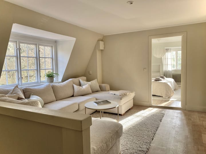 Na poschodí je obývacia izba s veľkou pohovkou, kde si každý môže posedieť a pozerať televízor alebo sa len tak poflakovať.