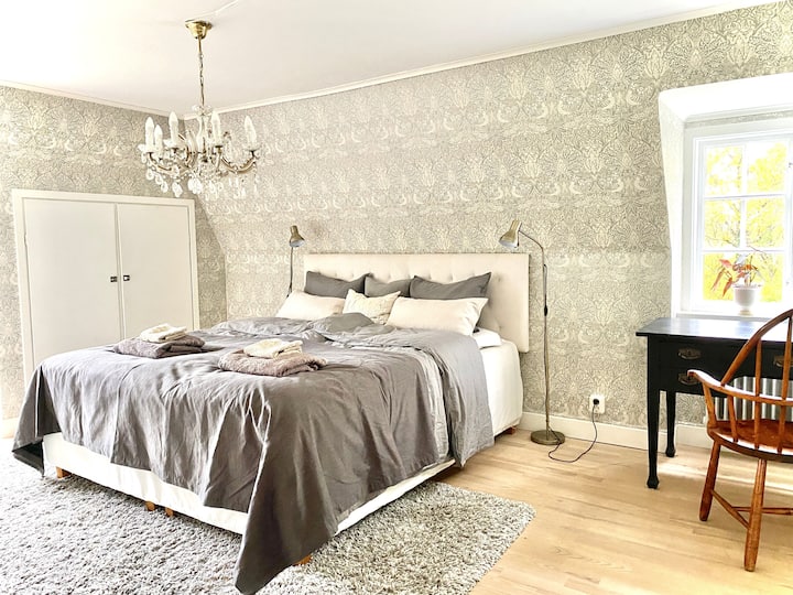 Veľká spálňa s východom na balkón.
Jensen 180 double bed. Mäkká/ stredná tvrdosť