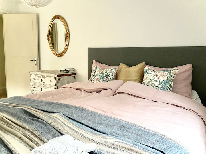 Spálňa orientovaná na sever so stredne mäkkým 160 manželským lôžkom.