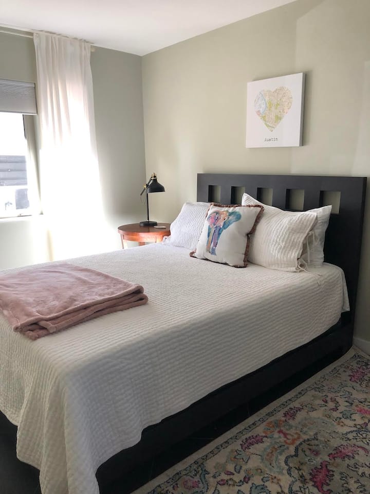 Spálňa v štúdiu sa pripája k druhej kúpeľni.