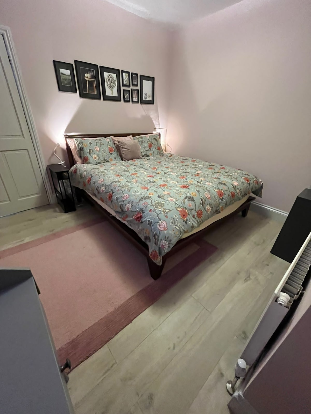 Кревет KİNGSİZE 180x210cm - совршен за гости кои сакаат поголем од вообичаениот кревет. Исто така, многу силно!
Оваа спална соба е во задниот дел на куќата и е многу тивка.