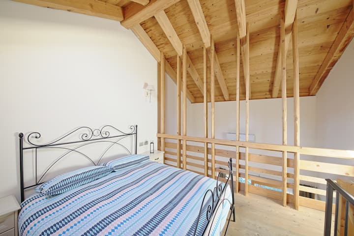 En cada suite: sala de estar con TV, sofá cama, baño, aire acondicionado,  en el loft está el dormitorio principal. 