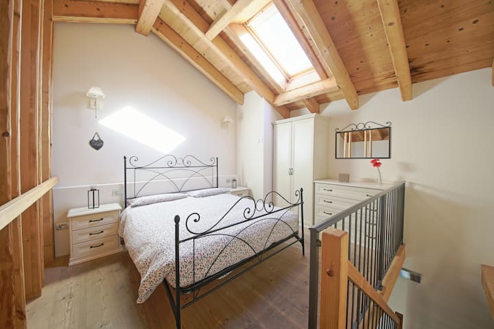 En cada suite: sala de estar con TV, sofá cama, baño, aire acondicionado,  en el loft está el dormitorio principal. 