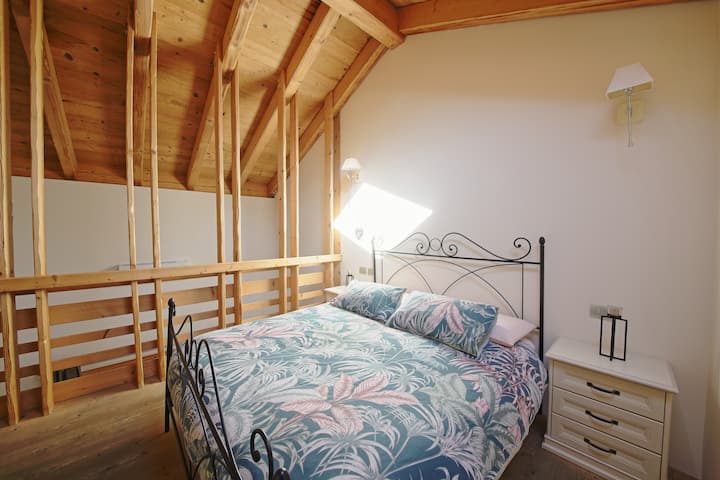 En cada suite: sala de estar con TV, sofá cama, baño, aire acondicionado,  en el loft está el dormitorio principal. 