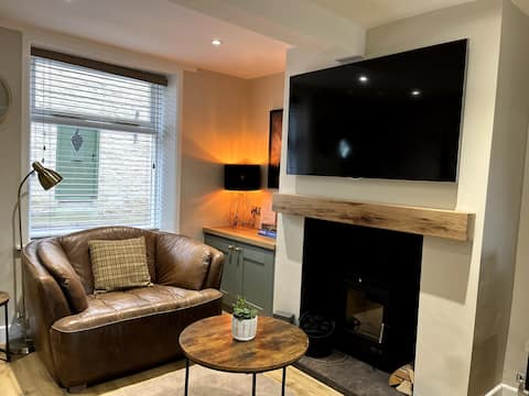 Charming Cosy Cottage in Bollington Village