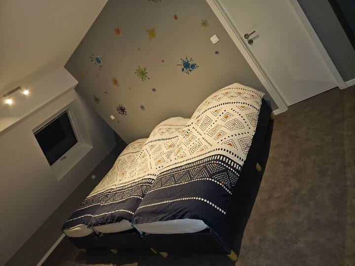 Habitación " dormitorio " con capacidad para 3 a 5 camas individuales ( dependiendo de la demanda ).