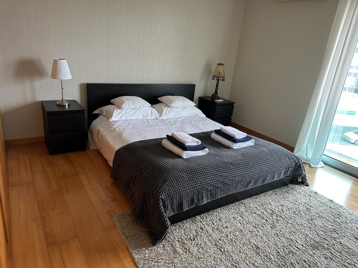 Habitación con cama doble.