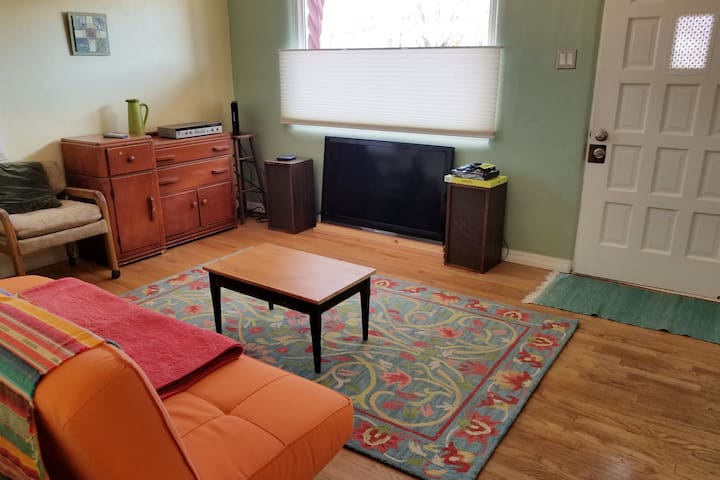 غرفة معيشة بإطلالة على جبال سانديا وتلفزيون وراديو ومشغل الأقراص المدمجة وألعاب وأريكة يمكن فتحها كسرير آخر.