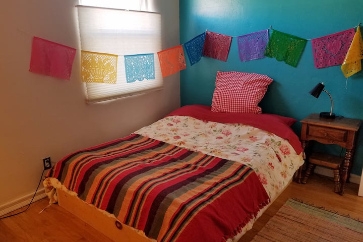 غرفة نوم ثانية بسرير كامل وخزانة ملابس وخزانة ملابس صغيرة.