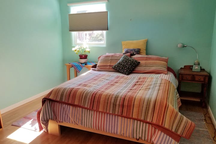 غرفة النوم الرئيسية.