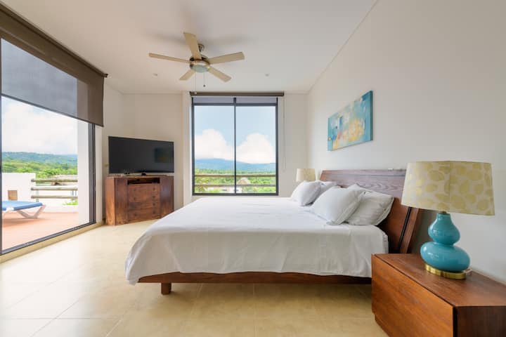 Esta es la habitación principal del segundo piso.

Vista a la piscina y a las montañas
Cama king (2x2)
Baño privado
Ventilador
Aire Acondicionado
Terraza privada
Asoleadoras
Camilla de seguridad
Smart TV 55”