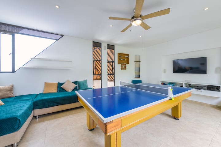 La mesa de billar se convierte en ping pong con la ayuda de un adulto.