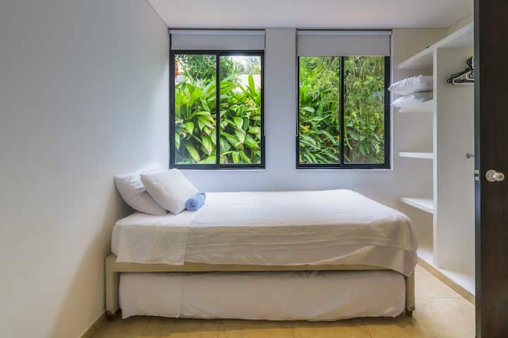 Esta habitación es muy tranquila, 

✅  Vista verde

✅ 4 camas sencillas

✅ Baño privado

✅ Ventilador