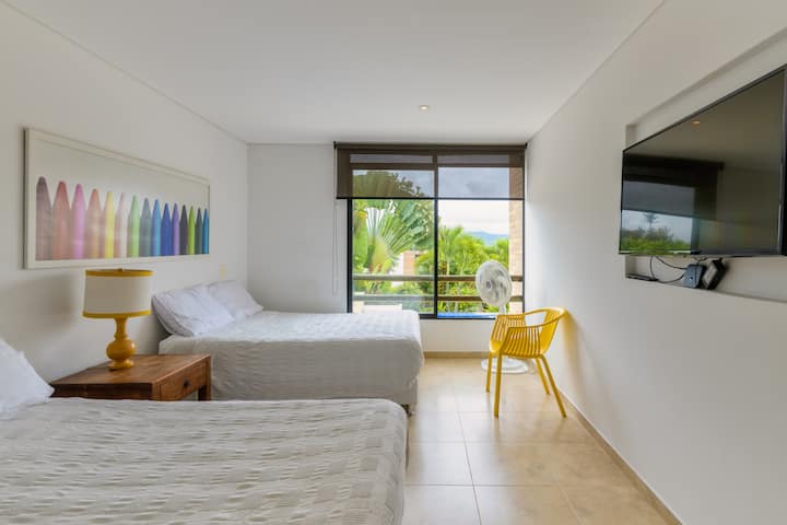 Esta habitación es la favorita de los niños.

- Vista a la piscina

- 2 camas dobles

- Baño privado

- Ventilador

- Televisión de 32’ con Roku

