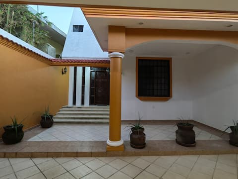 House 4 bedrooms c/AC p/12 gated carport 2 cars