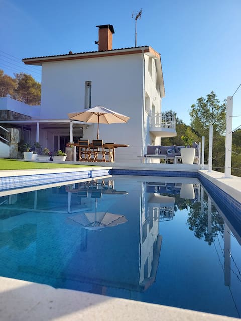 House with a pool and good views